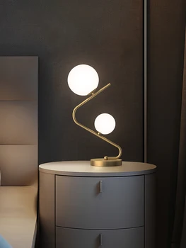 Простая настольная лампа в скандинавском стиле Прикроватная тумбочка для спальни Креативная постмодернистская комната Уютная и романтическая Лампа с теплым светом Стеклянный шар
