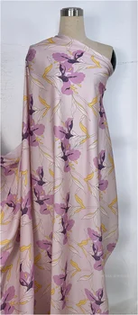 Эластичные атласные шелковые ткани с принтом 19 мм для пошива на 50 см Стрейч, двойная многослойная ткань Светло-фиолетового цвета с цветами ириса.