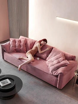 Розовый диван в гостиной, современная светлая роскошная дизайнерская небольшая квартира, итальянский минималистичный тканевый диван с технологией 